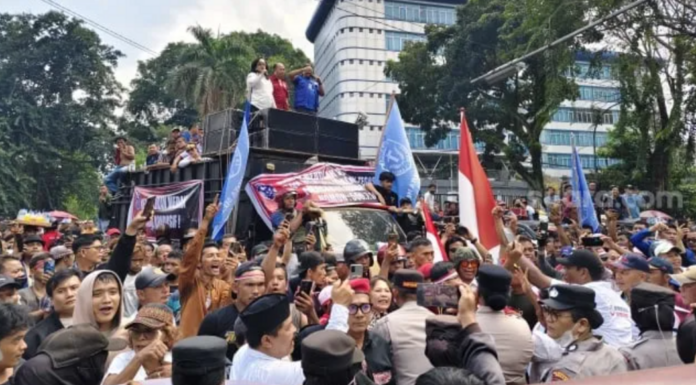 棉兰非清真肉类新规引争议 商贩抗议涉歧视 市长承诺修订