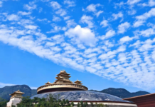 山门大开:一个镇的中国禅意与世界回响