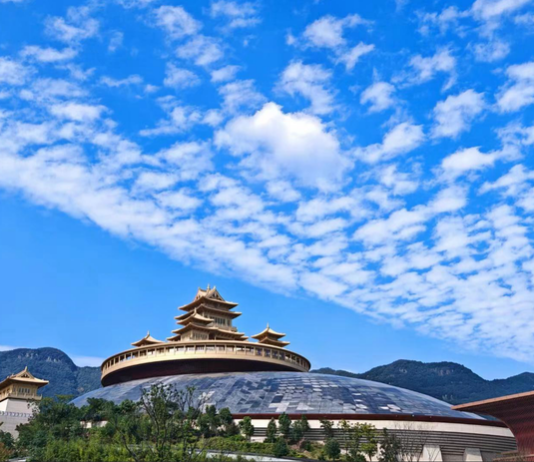 山门大开:一个镇的中国禅意与世界回响