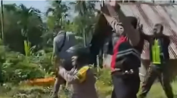 东努沙登加拉两村因土地纠纷对峙 警员跪地流泪劝和引热议