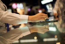 中国造全球首款机器人手机亮相