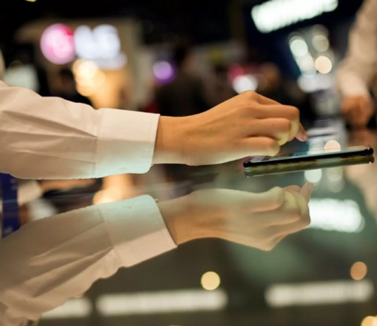 中国造全球首款机器人手机亮相