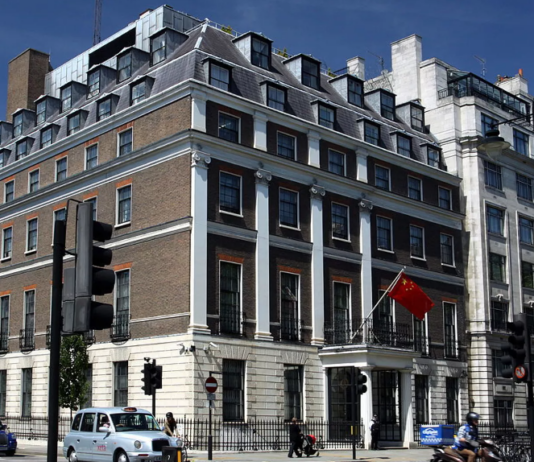 英方逮捕三人指其涉华间谍活动 中国使馆强烈谴责并提出抗议