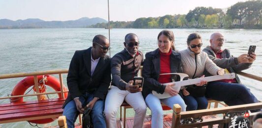 从广东到捷克,一把无弦吉他的“中欧奇妙游”丨广货行天下