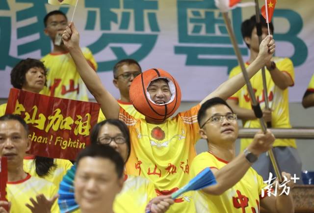 中山主场球迷在为队伍加油。