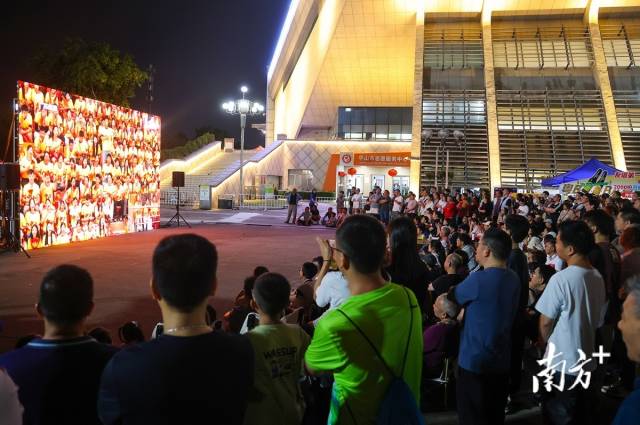 市民在体育馆外的户外大屏幕观看比赛。