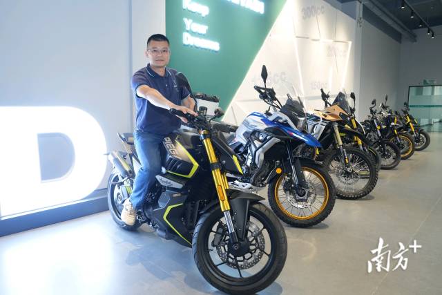 江门珠峰摩托展厅里，一台凯越机车展出。