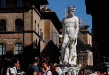 攀海神雕像摸“私处” 女游客被控判赔5000欧元