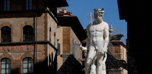 攀海神雕像摸“私处” 女游客被控判赔5000欧元