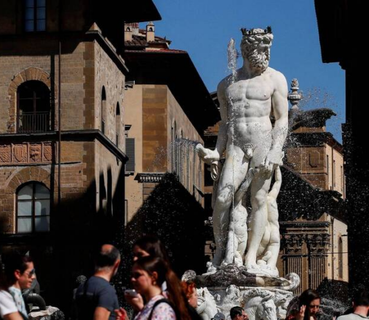 攀海神雕像摸“私处” 女游客被控判赔5000欧元