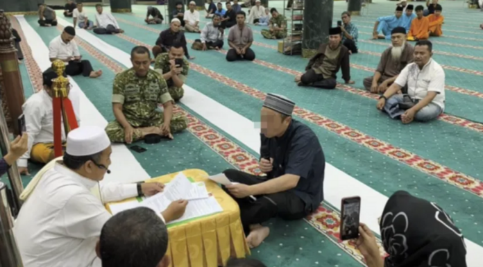 中国籍人士在廖内省清真寺皈依伊斯兰教 跨国结缘彰显宗教包容