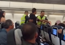 马航MH318航班乘客疑似拍打空姐臀部被带离 官方展开全面调查