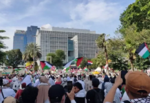 数千印尼民众聚集美国使馆前 哀悼在黎牺牲的印尼维和士兵