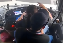 疯狂!长途巴士司机让女子坐大腿驾驶