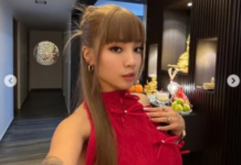 女网红跳蚤市场摆摊遭非礼 起初以为是粉丝