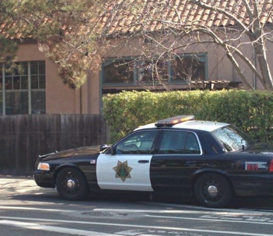 加州一男子冒充警察抢劫水疗中心被捕