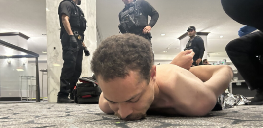 白宫晚宴枪击案31岁枪手疑为酒店住客 面对2项指控