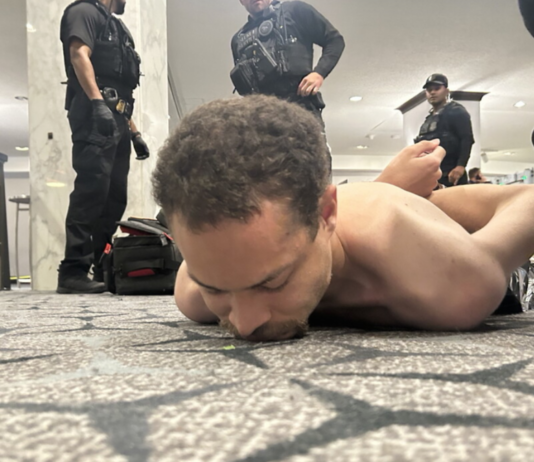 白宫晚宴枪击案31岁枪手疑为酒店住客 面对2项指控