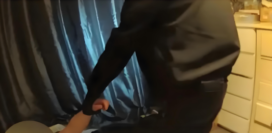 笨贼入室行窃熟睡 警方抓现行