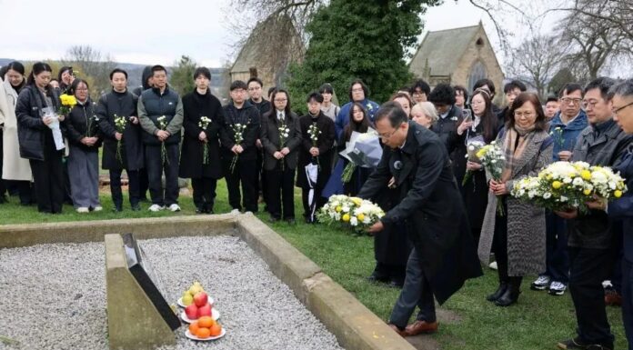 英国北洋水师水兵墓前,摆满中国航母照片……