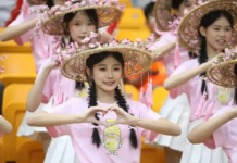 【大美广东·中印尼双语】(Bilingual Cina dan Indonesia)“粤式助威团”走红,是民间赛事和岭南文脉的精彩共振