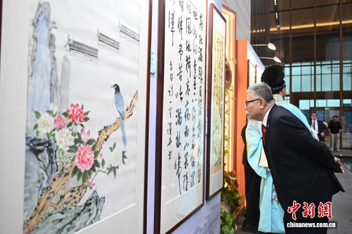 中国侨网5月27日，“皖美如画·RCEP成员国华人书画大赛”优秀作品展在安徽省黄山市举行，吸引RCEP成员国嘉宾观展。2026RCEP地方政府暨友城合作（黄山）论坛也将于28日在黄山市正式启幕。图为嘉宾正在观展。中新社记者 韩苏原 摄　