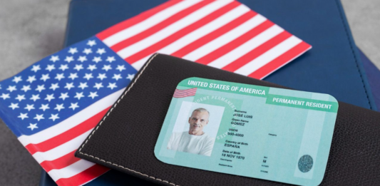 美国发布绿卡申请新规 在美外国人须返回原籍国办理