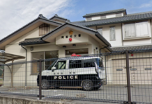 男孩报案称母亲家暴 警察5小时后入屋惊见3尸