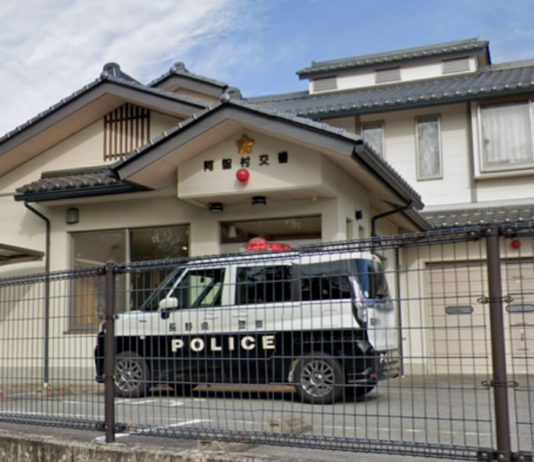 男孩报案称母亲家暴 警察5小时后入屋惊见3尸