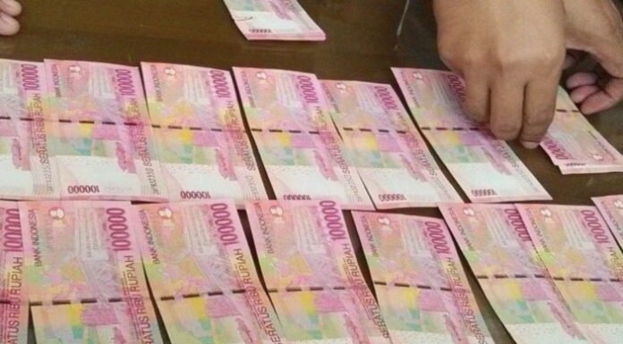 警方与央行联合行动 销毁逾46万张假印尼盾