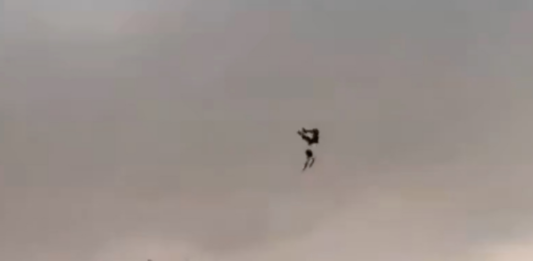 男子被风暴卷至半空奇迹生还