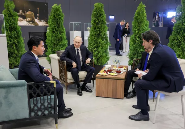 6月17日。俄罗斯总统弗拉基米尔·普京在喀山举行的俄罗斯-东盟峰会与会代表团团长正式招待会前。 6月17日。俄罗斯总统弗拉基米尔·普京在喀山举行的俄罗斯-东盟峰会与会代表团团长正式招待会前。 - 俄罗斯卫星通讯社