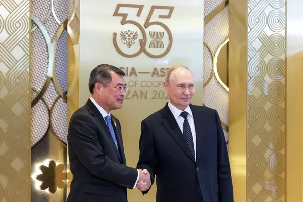 6月17日。俄罗斯总统弗拉基米尔·普京在喀山举行的俄罗斯-东盟峰会与会代表团团长正式欢迎仪式上。左侧为越南社会主义共和国总理黎明兴。 6月17日。俄罗斯总统弗拉基米尔·普京在喀山举行的俄罗斯-东盟峰会与会代表团团长正式欢迎仪式上。左侧为越南社会主义共和国总理黎明兴。 - 俄罗斯卫星通讯社