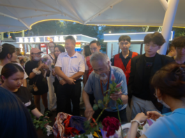 一夜爆红!深圳73岁老人摆摊,躺路边熟睡!有人凌晨光顾,有人专程蹲点