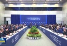 李强出席2026年夏季达沃斯论坛工商界代表座谈会