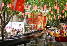 【大美广东·中印尼双语】(Bilingual Cina dan Indonesia)传统龙船从河涌“游”入佛山市中心