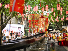 【大美广东·中印尼双语】(Bilingual Cina dan Indonesia)传统龙船从河涌“游”入佛山市中心