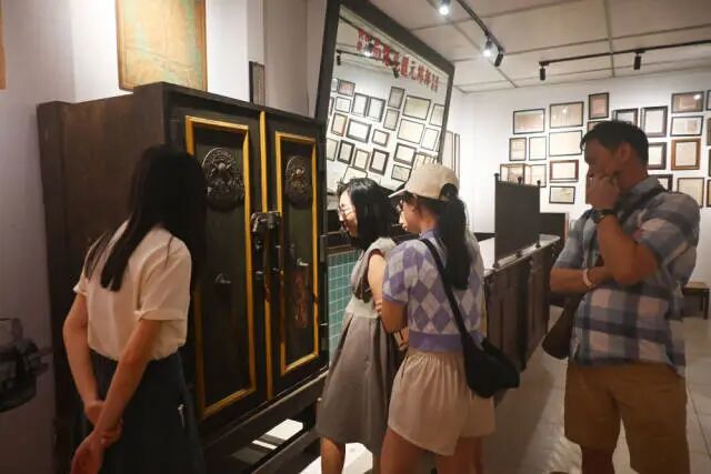 6月2日,游客在位于马来西亚马六甲市的马六甲南洋体验馆侨批展区参观。新华社发(谭耀明 摄) 6月2日,游客在位于马来西亚马六甲市的马六甲南洋体验馆侨批展区参观。新华社发(谭耀明 摄)