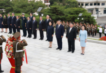 视频丨习近平和彭丽媛参谒中朝友谊塔