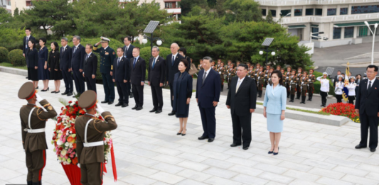 视频丨习近平和彭丽媛参谒中朝友谊塔