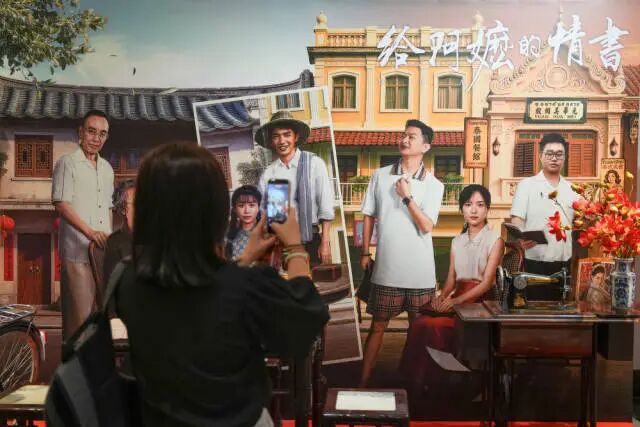 6月15日,在马来西亚首都吉隆坡,观众在电影《给阿嬷的情书》特别展映活动现场拍照。该片将于6月18日起登陆马来西亚各大电影院线。新华社记者 陈泽国 摄 6月15日,在马来西亚首都吉隆坡,观众在电影《给阿嬷的情书》特别展映活动现场拍照。该片将于6月18日起登陆马来西亚各大电影院线。新华社记者 陈泽国 摄