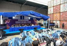 印尼联合执法团队查获巨额非法进口二手服装 涉案总值超530亿盾