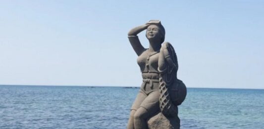 外籍男子亵渎济州海女雕像引发众怒,拍摄者公开道歉