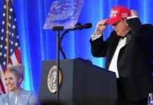 戴“特朗普2028”帽 特朗普戏称竞选第四任期