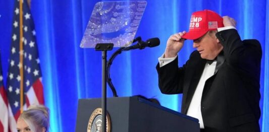 戴“特朗普2028”帽 特朗普戏称竞选第四任期