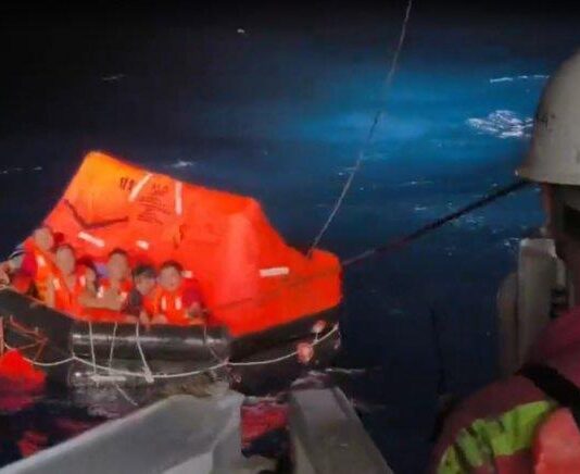 越南籍货船在南沙永暑礁附近沉没 中方成功救起39人