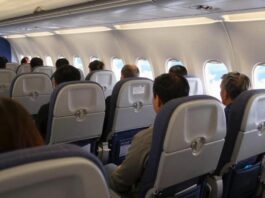 空中惊魂!飞行中机窗脱落乘客被吸出窗外