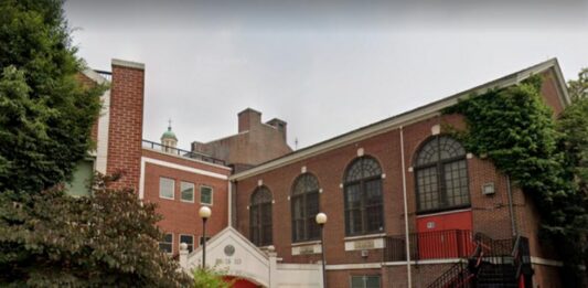 纽约皇后区一学校烟囱内发现人体遗骸 警方展开调查