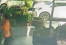 大马妇女不满榴梿品质 抓起榴梿怒砸摊主
