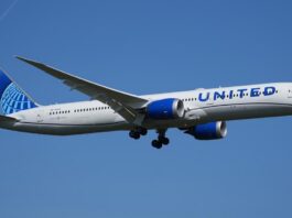 美联航推“无中间座”经济舱 空位改共享桌板抢攻舒适客群